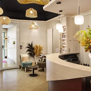 Hotel Grand, Lilla